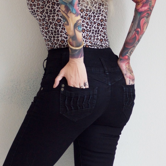 The ultimate stretch tushy jeans in black - Picture 7 of 8